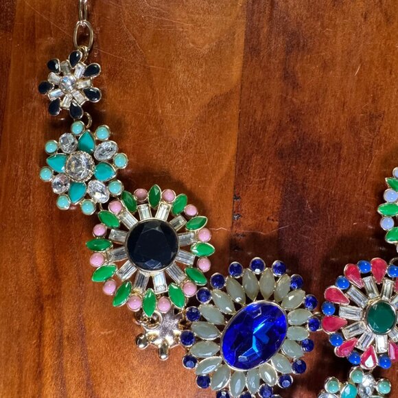 J. Crew Statement Cluster Medallion Gold Tone Necklace 22" - Picture 3 of 10